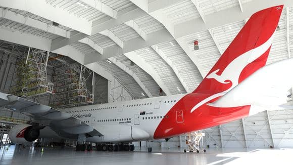 636213810462889315-qantas-a380-in-new-lax-hangar