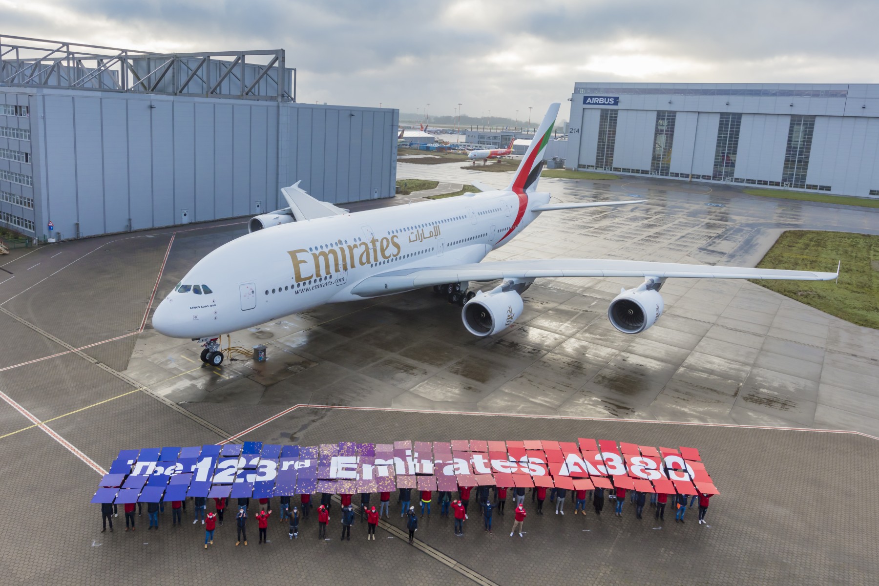 1920_emiratescompletesa380fleetwith123rddelivery